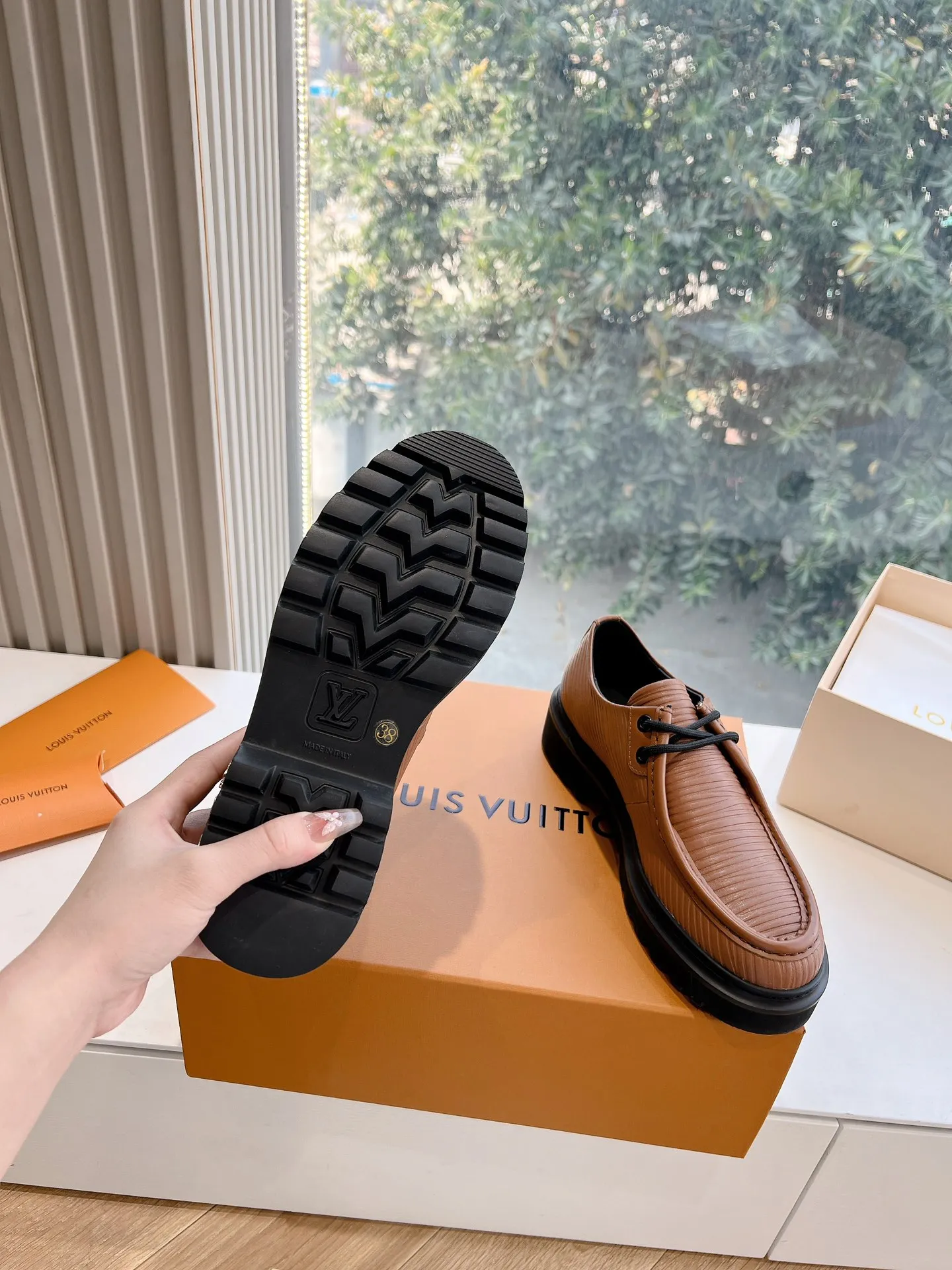👟👟Ex-factory price 720👟👟 What you see is what you get G199 top version Louis Vuitto Louis Vuitton LV donkey brand L Carrefour shoes Archlight classic Skate sports and leisure thick-soled shoes Your LV outfit is shared today Louis Vuitton Presbyopic thick-soled loafers Original purchase and development Production Original purchase and development Production This LV Archlight sneaker is from Cut from cow leather in a playful shape. Double laces embellished with Louis Vuitton logo beading. The wide tongue and wavy outsole establish recognition, both are decorated with the LV Circle logo ▪️Fabric: Original imported original material ▪️Inner lining: Original customized lining ▪️Sole: Original molded genuine ▪️Size: Women's 35-45 (please note male and female when ordering at 39.40, 45 is not refundable or exchangeable for customization)